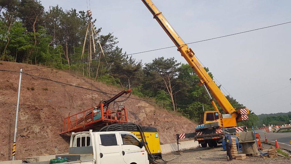 도로변 비탈면 천공 작업 · 칠오크레인